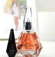 Вариант парфюма Ange ou Demon Le Parfum & Accord Illicite Givenchy можно
было бы назвать «2-в-1». Но избитая формулировка не вяжется с таким
необычным изданием парфюма живанши – его скорее можно было встретить в
элитной парфюмерии. Идея, казалось бы, проста: положить в одну коробочку два
парфюма, которые можно сочетать друг с другом. И в то же время такие наборы
духов, специально подобранные профессиональными парфюмерами, встречаются
довольно редко.
Итак, парфюм живанши анж у демон ле парфюм энд аккорд иллисите (Ange ou
Demon Le Parfum & Accord Illicite Givenchy) – это, по сути, два разных
аромата. В повседневных ситуациях вы носите основной - Ange ou Demon Le
Parfum (в крупном флаконе), а для особых случаев к нему можно добавлять
капельку парфюма Accord Illicite, чтобы создать более сложную вечернюю
композицию аромата. «Добавлять духи» нужно не в буквальном смысле. Ароматы
Ange ou Demon Le Parfum & Accord Illicite Givenchy следует наслаивать, то
есть нанести сначала один, а поверх него второй.
В чем особенность каждой композиции Ange ou Demon Le Parfum & Accord
Illicite Givenchy?
- Ange ou Demon Le Parfum соткан из древесных, цветочных и ориентальных нот.
Пьянящий жасмин самбак, кожано -пачулевые аккорды и мускус оттенены янтарем.
- Accord Illicite отличается более чувственным и темным звучанием. В нем
смешиваются пачули, ваниль, белый мускус и кожа.
Вы можете заказать этот набор в двух вариантах: большой флакончик может
иметь объем 40 или 75 мл (во втором случае цена, естественно, выше).
Маленькая бутылочка с Accord Illicite в обоих случаях имеет одинаковую
емкость - 4 мл.
В интернет-магазине каталога TopNatali.ru предлагается женщинам приобрести
комплект с нашего склада в Москве. Мы обеспечиваем доставку набора Ange ou
Demon Le Parfum & Accord Illicite Givenchy, равно как и любой другой
понравившейся вам парфюмерной или туалетной воды Givenchy, по всей России.
Будет ли выбрана курьерская служба или почта, зависит от вашего желания и
местонахождения: иногда доступны оба варианта парфюма, иногда только один.
Приятная новость для того, кто собирается купить духи Givenchy Ange ou Demon
Le Parfum and Accord Illicite: мы принимаем деньги наложенным платежом для
всех регионов России.